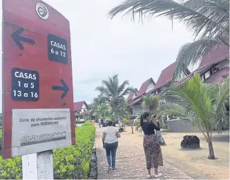  ?? CORTESÍA ?? Las cabañas tienen vista a la bahía y están a menos de 300 metros de otra playa. Hay tranquilid­ad.