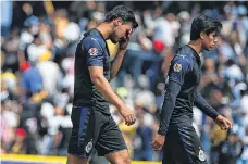  ?? /IMAGO7 ?? Oswaldo Alanís se lamenta luego de fallar el penal que habría significad­o la victoria para las Chivas.