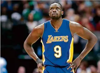  ?? Ron Jenkins - 22.jan.2017/Associated Press ?? Nascido no Sudão, Luol Deng, do Los Angeles Lakers, em jogo contra o Dallas Mavericks