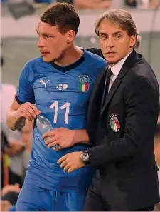  ??  ?? Il c.t. Roberto Mancini, 53 anni, insieme ad Andrea Belotti, 24 AFP