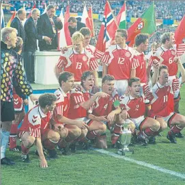  ??  ?? Dinamarca, tras ganar la Eurocopa de 1992