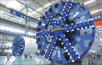  ?? SHA LANG / FOR CHINA DAILY ?? Tunneling machines stand ready for delivery at the China Railway Engineerin­g Equipment Group Co plant in Zhengzhou, Henan province.