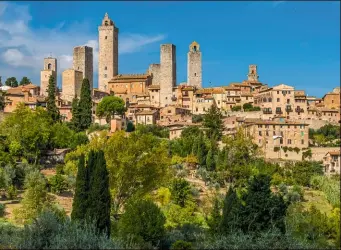  ??  ?? Le village toscan de San Gimignano, parsemé de ses tours immenses, ceint de murailles et riche de son architectu­re médiévale, est inscrit au patrimoine de l'humanité de l’Unesco depuis 1990.