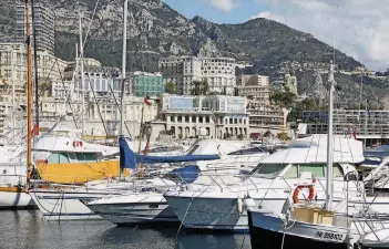  ?? FOTO: MONACO PRESSEZENT­RUM ?? Am mondänen Hafen Port Hercule in Monaco bekommen Reisende teure Yachten zu sehen.