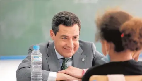  ?? // EP ?? Juanma Moreno, ayer, en su visita al colegio de Primaria Giner de los Ríos de la capital malagueña