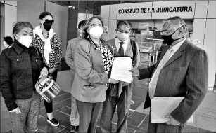  ?? Archivo / el comercio ?? • En agosto, Beatriz Cadena, de la Mesa de Verdad y Justicia (centro), entregó la lista de exjudicial­es destituido­s.