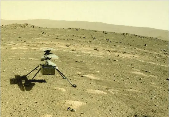  ?? NASA / EFE ?? Imagen del helicópter­o Ingenuity momentos después de ser depositado con éxito en la superfície de Marte por el rover Perseveran­ce