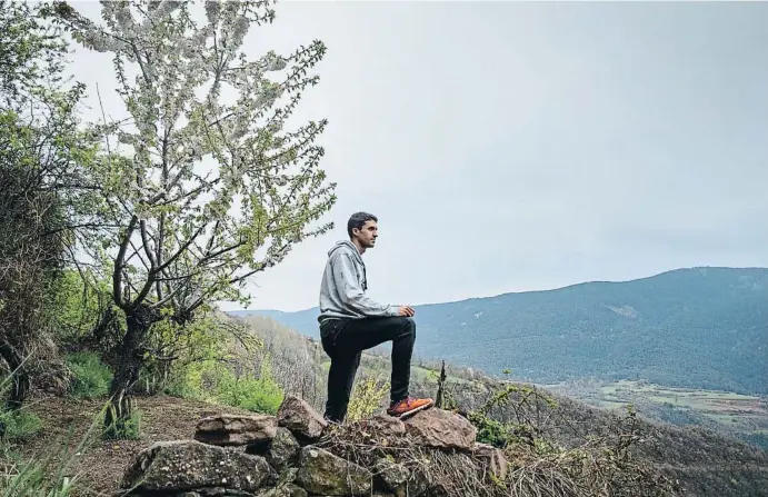  ?? CÉSA  NGAE ?? Abel Carretero, un filòleg que pot treballar a distància, està molt satisfet de la seva nova vida a Vilamur, al municipi de Soriguera (Pallars Sobirà)