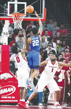  ?? NWA Democrat-Gazette/J.T. WAMPLER ?? Kentucky’s Shai Gilgeous-Alexander takes a shot over Arkansas’ Jaylen Barford (left) and Trey Thompson in an 87-72 victory Feb. 20 at Walton Arena in Fayettevil­le. Kentucky has won the SEC Tournament championsh­ip 30 times, but the Wildcats (10-8)...