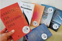  ?? Foto: dpa ?? Die Bücher der letzten sechs Autoren, die die Jury zu den Finalisten des Jahres 2020 gekürt hat.