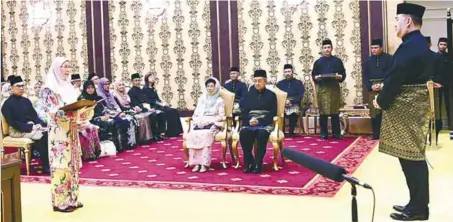  ?? BERNAMAPIX ?? ... Datuk Seri Dr Wan Azizah Wan Ismail taking her oath as deputy prime minister and Women and Family Developmen­t minister before Yang di-Pertuan Agong Sultan Muhammad V during a ceremony in Istana Negara yesterday, witnessed by Prime Minister Tun Dr...