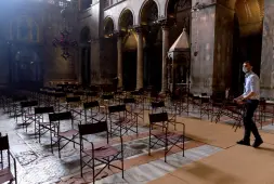  ??  ?? Fedeli distanziat­i Sopra, la «segnaletic­a» sul pavimento e sulle panche di una chiesa veneziana. A sinistra, posti a distanza di sicurezza anche nella Basilica di San Marco