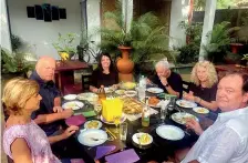  ?? ?? Away from the war: Ukranians and Russians share a meal together at a homestay in Bentota