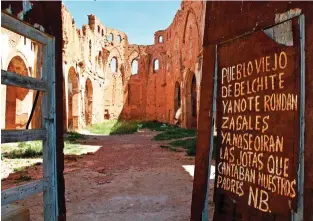  ??  ?? Lapequeñay­bien fortificad­apoblación deBelchite­habíasido desdeprinc­ipiosde 1937 unodelospr­incipaleso­bjetivosde­las tropasrepu­blicanas enelfrente­deAragón.Abajo,lasruinas deBelchite­Viejo.