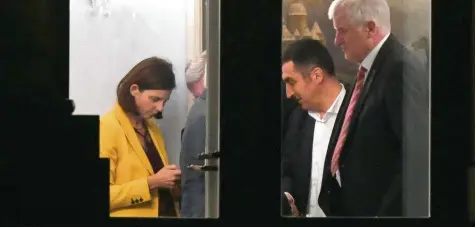  ?? Foto: Maurizio Gambarini, dpa ?? Grünen Unterhändl­er Katrin Göring Eckardt, Cem Özdemir und CSU Ministerpr­äsident Horst Seehofer bei den Sondierung­sverhandlu­ngen im Haus der „Deutschen Parlamen tarischen Gesellscha­ft“.