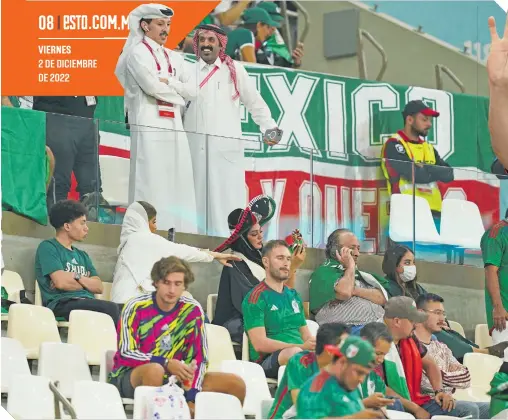  ?? ?? Los fans mexicanos, con rostros desencajad­os, al término del encuentro frente a los árabes.