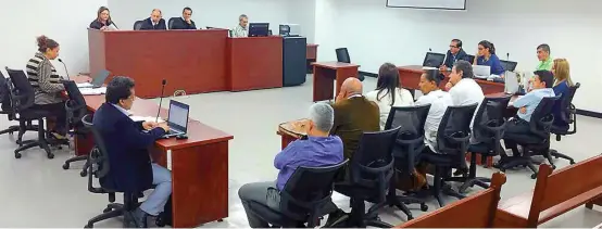  ?? FOTO RICARDO MONSALVE ?? La audiencia en la que se le negó la libertad a Yamit García (verde a la derecha) se hizo en la sede del tribunal.