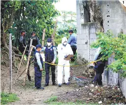  ??  ?? (1) Autoridade­s policiales y peritos forenses durante el levantamie­nto de los cuerpos. (2) Agentes de la Policía Militar llegaron a la escena. (3) Los tres cuerpos quedaron tendidos sobre una loma.