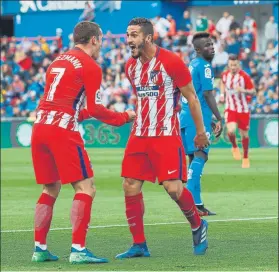  ??  ?? La sociedad Koke-Griezmann fue clave para llevarse el triunfo en el Coliseum FOTO:EFE