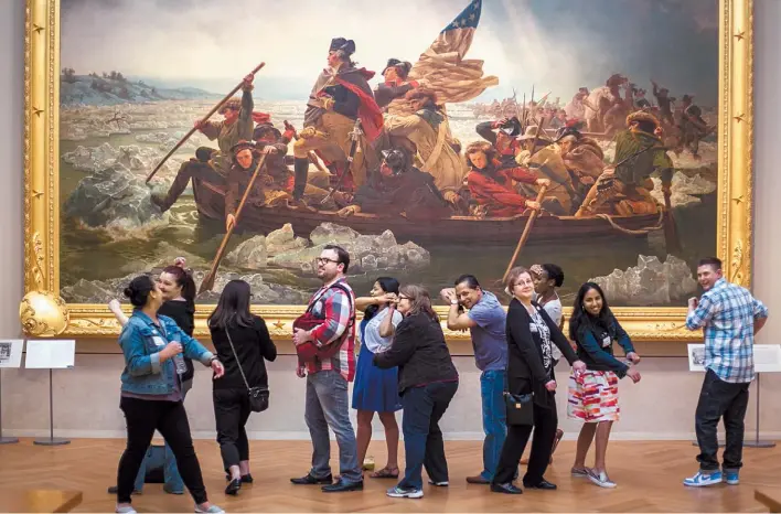  ?? FOTOS: GENTILEZA DE MUSEUM HACK ?? A remar. Durante un tour de la empresa Museum Hack en el Met de Nueva York, visitantes componen un “tableau vivant” frente a “George Washington cruzando el Delaware” de Emanuel Gottlieb Leutze.