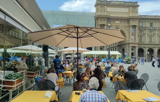  ?? ?? Oltre i catafalchi I tavolini in piazza della Repubblica fuori dai maxi dehors da tempo al centro delle polemiche