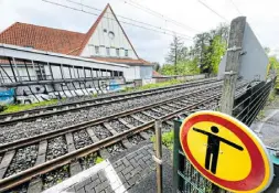  ?? ?? Harrt schon lange einer Verbesseru­ng: der Bahnhof Isselhorst-avenwedde. Pläne, die inzwischen fünf Jahre alt sind, sehen vor, dort für Fahrgäste zwei zusätzlich­e Außenbahns­teige anzulegen.