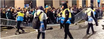  ?? ?? Trouble: Crowds break through barriers to see the firework display in London