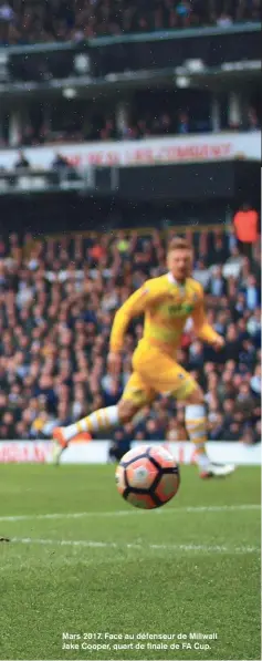  ??  ?? Mars 2017. Face au défenseur de Millwall Jake Cooper, quart de finale de FA Cup.