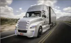  ?? ?? Daimler har i Nevada i USA tidligere fået tilladelse til testkørsle­r med to selvkørend­e lastbiler af maerket Freightlin­er. Måske er det vejen frem til at afhjaelpe chaufførma­nglen i USA. Foto: Daimler