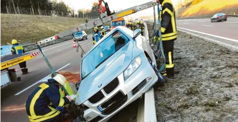  ?? Foto: Pansuevia ?? Abgehoben und hart gelandet: Zwischen Zusmarshau­sen und Adelsried landete der BMW-Fahrermit seinem Auto auf der Betongleit­wand.