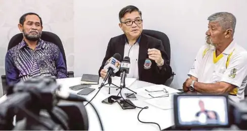  ?? FOTO: ?? PENGERUSI PABM Abu Hanapah Ismail (kiri), Siew Huat (tengah) dan Pengerusi Teknikal PABM Yeoh Keat Chye ketika sidang media berhubung isu doping dan kejohanan angkat berat di Bukit Jalil, semalam.