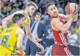  ?? FOTO: GORA/DPA ?? Der FC Bayern München mit Jason George (am Ball) kämpft sich in der Meistersch­aftsrunde zurück.