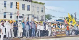  ?? HT PHOTO ?? Protesters raise slogans outside the venue of the SAD delegation’s meeting in New York on Saturday.