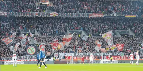  ?? FOTO: SEBASTIAN GOLLNOW/DPA ?? Ungewohnte­s Bild: Beim Zweitliga-Topspiel VfB Stuttgart gegen Arminia Bielefeld am 9. März 2020 war die Cannstatte­r Kurve letztmals voll gefüllt.