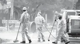  ?? SUSAN STOCKER/SOUTH FLORIDA SUN SENTINEL ?? Crews descend on Rio Vista on Christmas Day in 2019 to clean and disinfect Ponce de Leon Drive after a sewage spill.