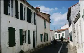  ??  ?? Le village d’Ars-en-Ré est typique de l’architectu­re rhétaise.