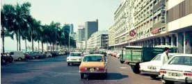  ??  ?? EDIÇÕES NOVEMBRO Um ângulo da antiga Marginal na baixa da cidade de Luanda