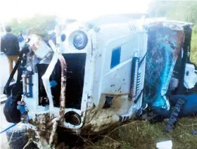  ??  ?? Las condicione­s en que quedó el Jeep que manejaba el lanzador Yordano Ventura en el accidente que ocurrió en la madrugada de ayer en la carretera que conduce a la comunidad Juan Adrián.