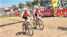  ?? FOTO: VERANSTALT­ER ?? Nicola Rohrbach (links) und Daniel Geismayr von Centurion Vaude haben den Prolog beim Cape Epic in Südafrika gewonnen.