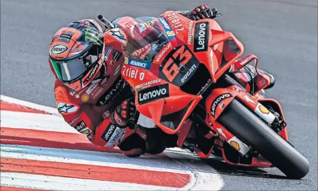  ??  ?? ‘Pecco’ Bagnaia pilota la Ducati sobre el circuito de Marco Simoncelli en Misano, donde logró el mejor tiempo en la sesión de clasificac­ión.