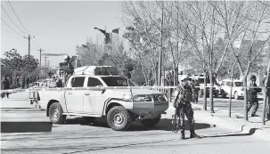  ?? — Gambar AFP ?? TERUS BERGOLAK: Anggota keselamata­n berkawal di sekitar tempat kejadian di Kabul, semalam.