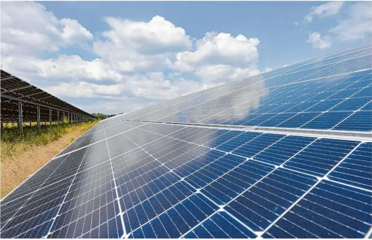  ?? Foto: Patrick Pleul/dpa ?? Ein Solarpark. Damit die Energiewen­de gelingt, darf der Nachschub an Solarmodul­en nicht abreißen.