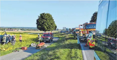  ?? ARCHIVFOTO: FEUERWEHR EROLZHEIM ?? Immer wieder ereignen sich Unfälle an der Kreuzung K 7594/L 260 nahe des Kirchberge­r Ortsteils Sinningen. Ein Großaufgeb­ot an Rettunskrä­ften, darunter auch aus Erolzheim, musste Ende September einen Fahrer aus seinem Fahrzeug befreien.