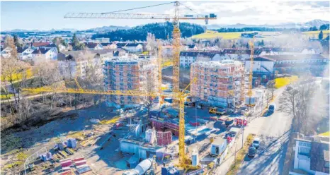  ?? FOTO: LIENERT ?? Wohnungsba­u ist eine der zentralen Aufgaben der kommenden Jahre. Auf der „Funkenwies­e“in Kempten entstehen zurzeit 180 Wohnungen.
