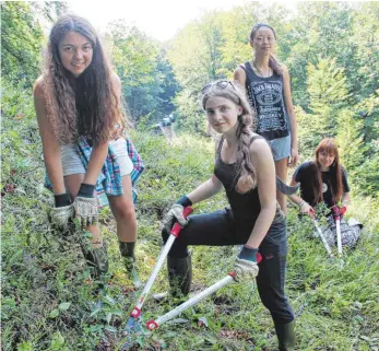  ?? FOTOS: DTP ?? Zeit miteinande­r verbringen und Gutes für die Umwelt tun: Den Freiwillig­en macht ihre Arbeit Spaß.