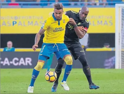  ?? ÁNGEL MEDINA G. / EFE ?? Prince Boateng, autor de cinco goles en la Liga, forcejea con el defensa del Sporting Babin