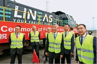  ??  ?? 30 de julio de 2017. Un tren con 123 coches de Volvo, fabricados en China, llega al puerto de Zeebrugge (Bélgica), un hito en el transporte de mercancías entre ambos países.