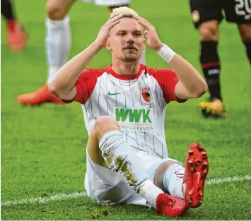  ?? Foto: Ulrich Wagner ?? Manchmal läuft es nicht so richtig, doch Philipp Max ist ein Spieler, der vergebenen Chancen nicht lange hinterhert­rauert, sondern es beim nächsten Mal besser machen will. So auch im Spiel gegen den FC Bayern, zu dem der FCA am Samstag (15.30 Uhr) in...