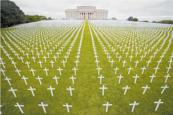  ?? Photo / Jason Oxenham ?? White crosses in the grounds of the Auckland War Memorial Museum in preparatio­n for Armistice Day.