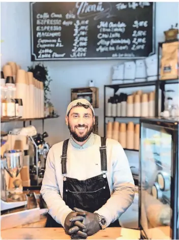  ?? RP-FOTO: NIKA ?? Daniele De Marco hat an der Gumbertstr­aße das Caffè Ma eröffnet. Platz gibt es für einen kleinen Tresen, seine Kaffeemasc­hine und eine kleine Vitrine, gefüllt mit Panini und Cannoli.